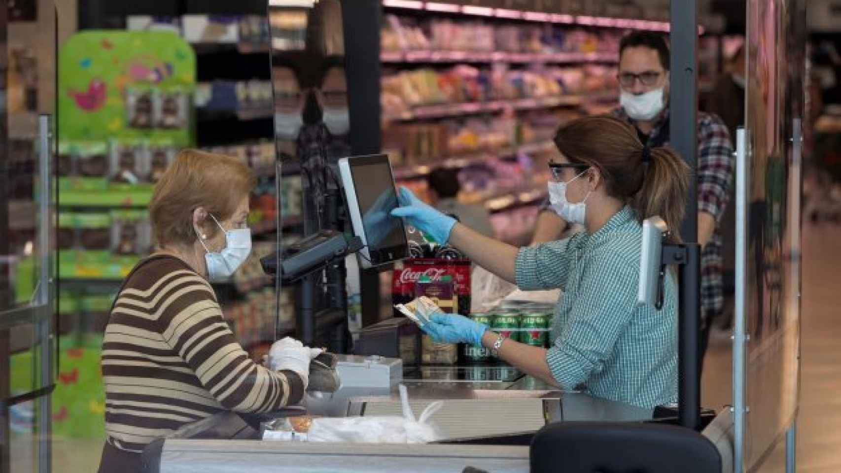 Una clienta pasa por caja en un supermercado, en imagen de archivo.