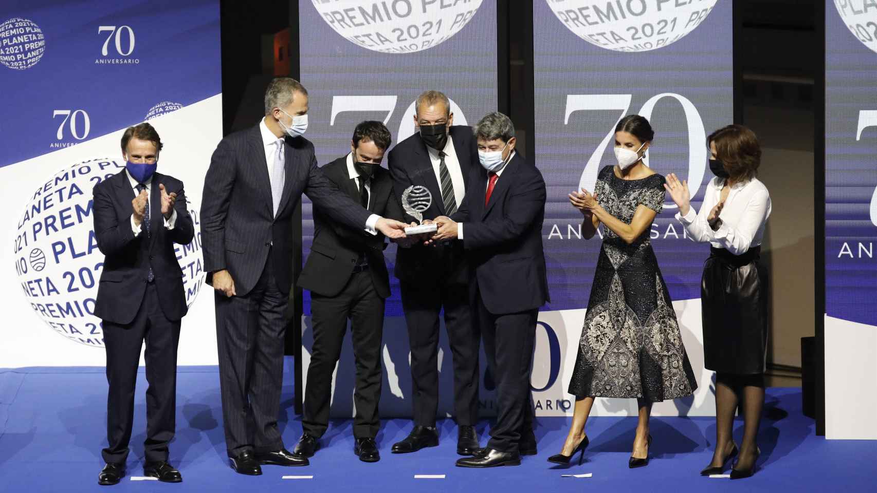 Los Reyes entregan el Premio Planeta a los escritores Jorge Díaz, Antonio Mercero y Agustín Martínez.