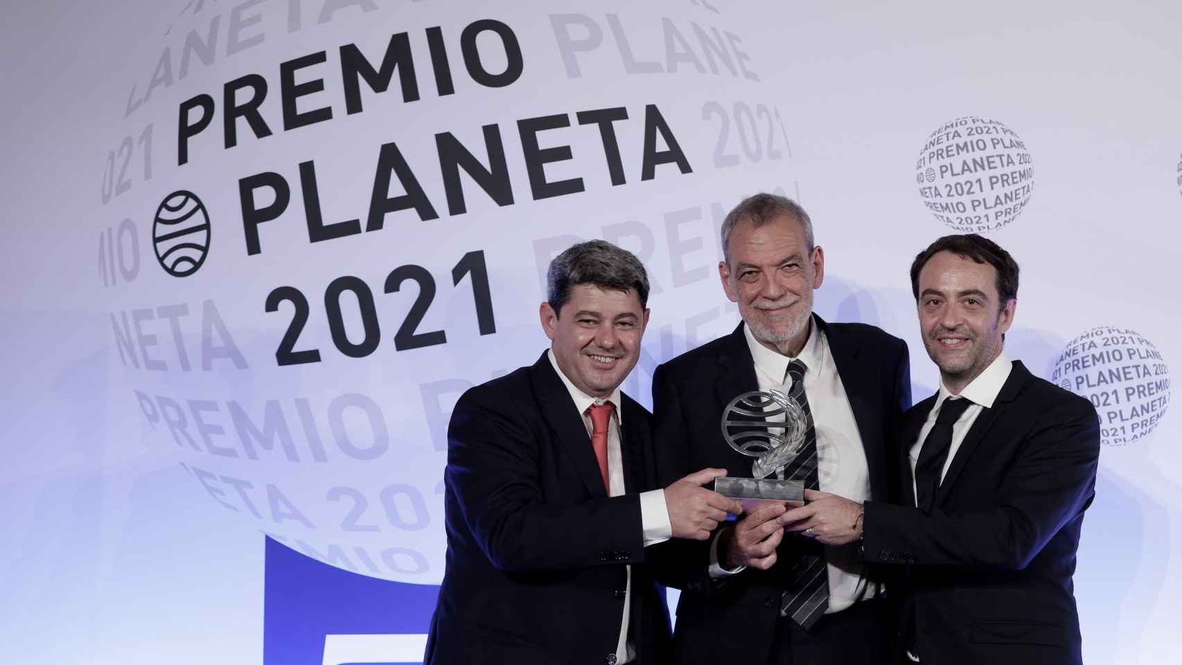 Los guionistas y escritores (i-d) Antonio Mercero, Jorge Díaz y Agustín Martínez, autores de la novela 'La Bestia', tras recibir el Premio Planeta.