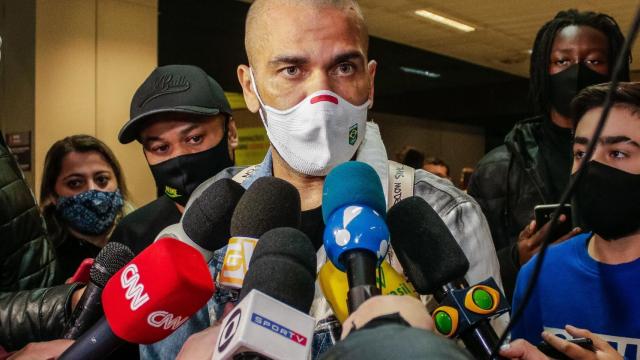 Dani Alves, ante los medios de comunicación