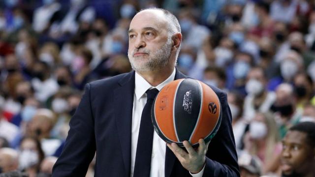 Pablo Laso en el banquillo del Real Madrid con el balón en la mano