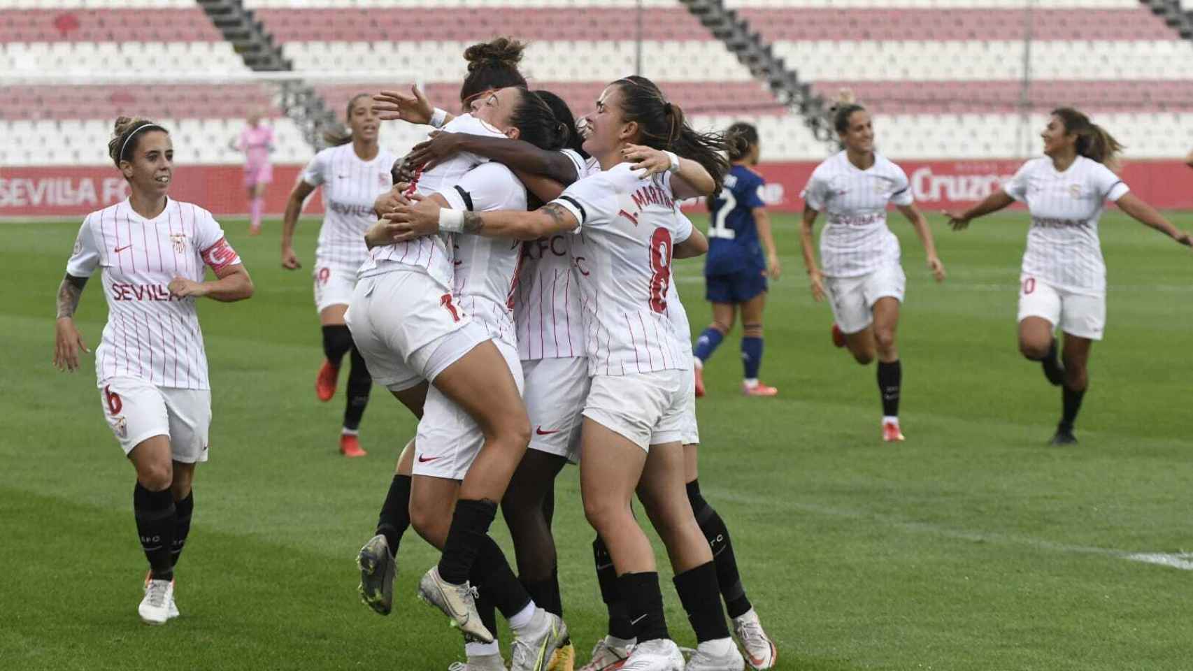 El Sevilla FC femenino celebra un gol ante el Real Madrid Femenino