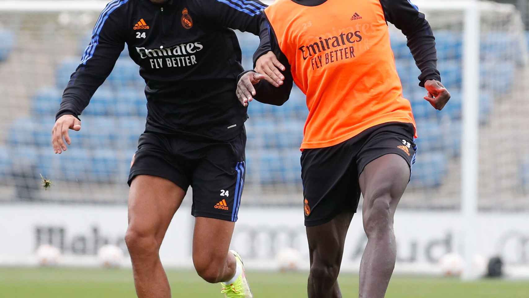 Mariano Díaz y Ferland Mendy, durante un entrenamiento con el Real Madrid