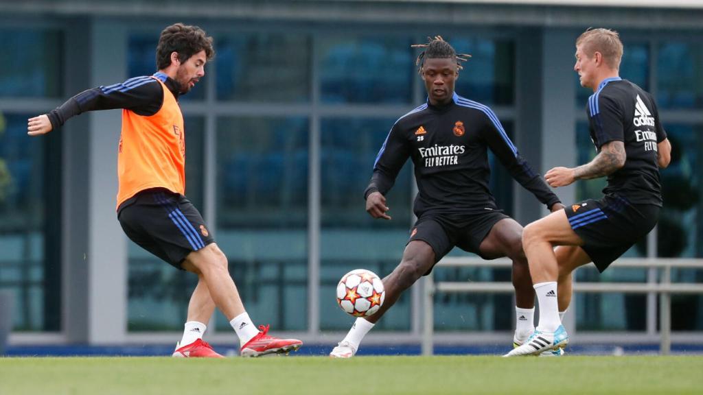 Isco Alarcón, Eduardo Camavinga y Toni Kroos, durante un entrenamiento con el Real Madrid