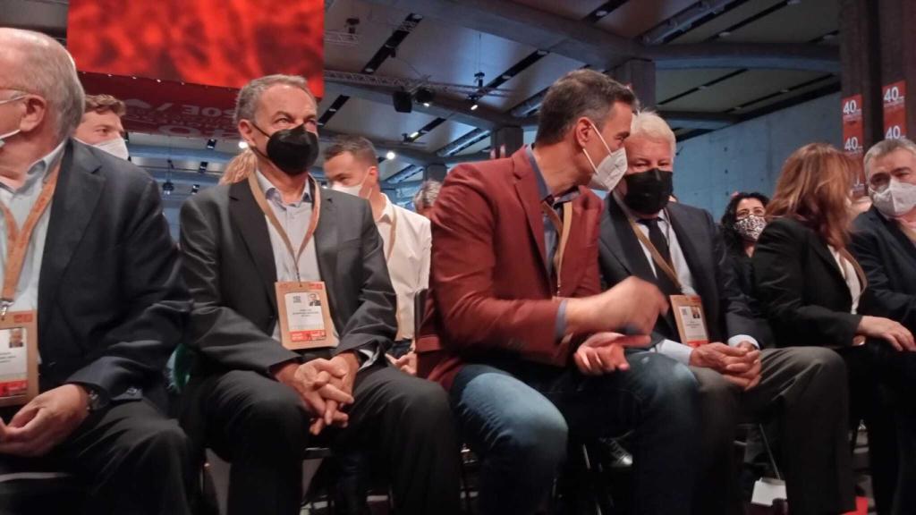 Felipe González, sentado junto a Pedro Sánchez en la primera fila del 40 Congreso del PSOE, en Valencia.