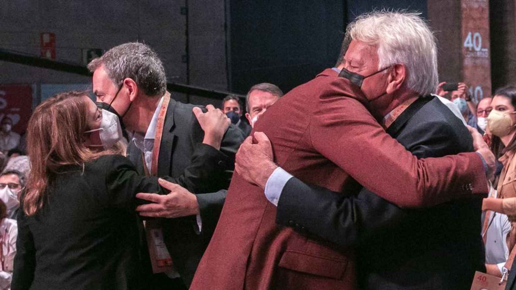 Pedro Sánchez abraza a Felipe González, mientras Lastra besa a a Zapatero, en el 40º Congreso del PSOE.