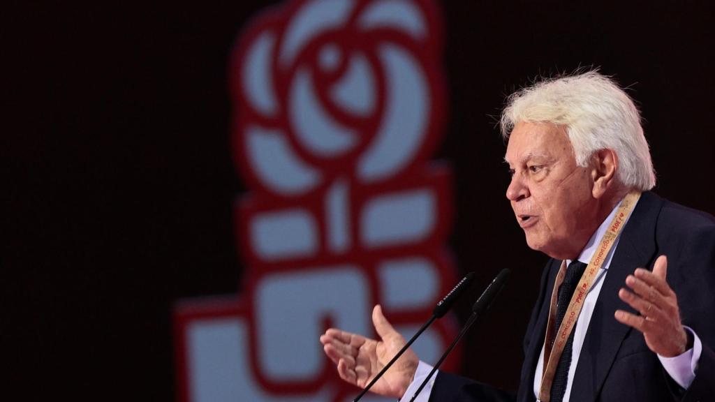 Felipe González, ante el viejo logo del PSOE, durante su discurso del 40 Congreso, en Valencia.