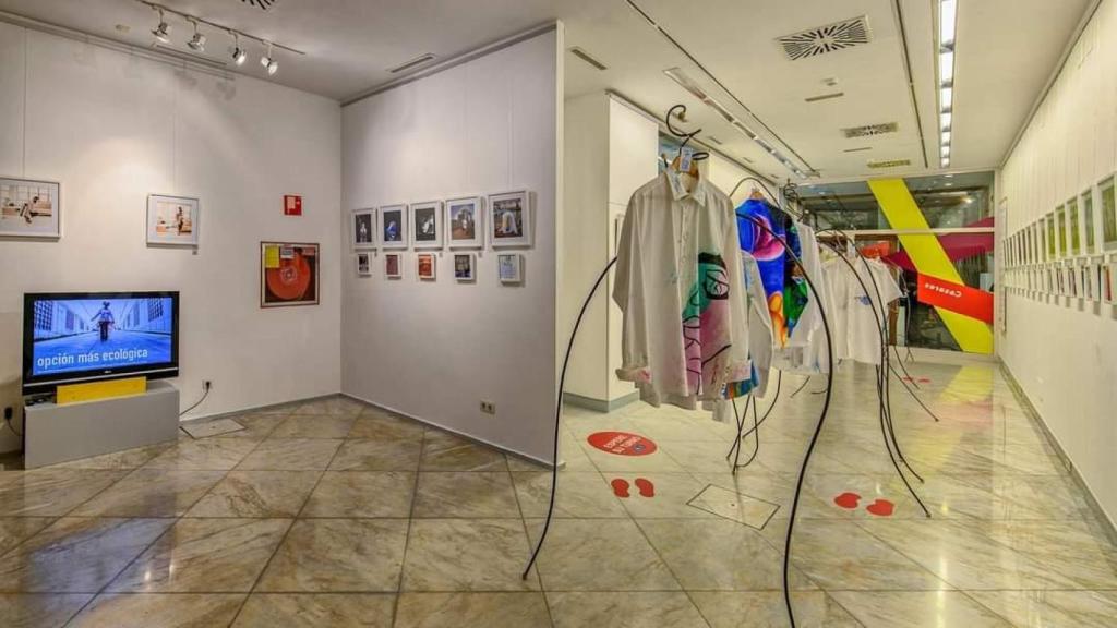 ’49 razones’ en A Coruña: 18 artistas donarán camisas para investigar el cáncer de mama