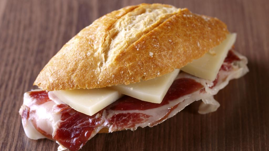 Bocadillo de jamón con queso.