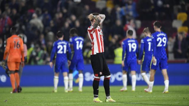 Pontus Jansson se lamenta tras una jugada del Chelsea