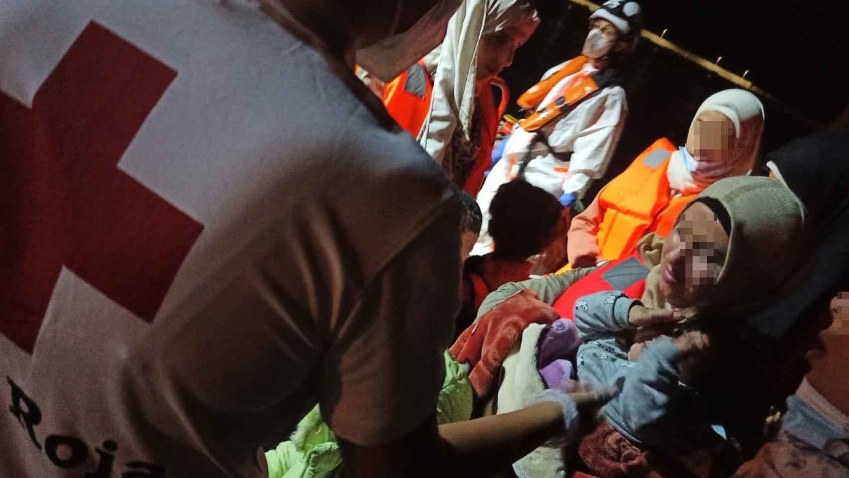 Cruz roja atendiendo a unos migrantes en patera llegados a Alicante, en imagen de archivo.