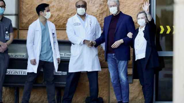 Bill Clinton en su salida del hospital este domingo.
