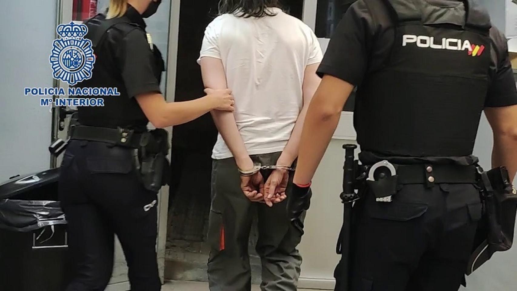Dos agentes de la Policía Nacional trasladan a Carlos, 'el rey del telepopper', tras su arresto el pasado 8 de octubre.