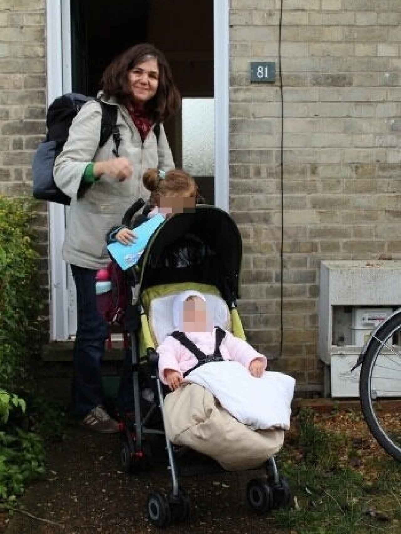 María con sus hijas, saliendo de su apartamento de Cambridge por última vez antes de volver a España.