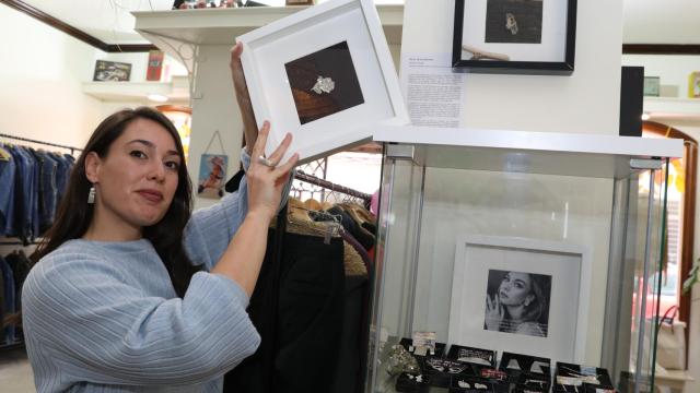 Eva Gonzóñez, con su joyería de autor