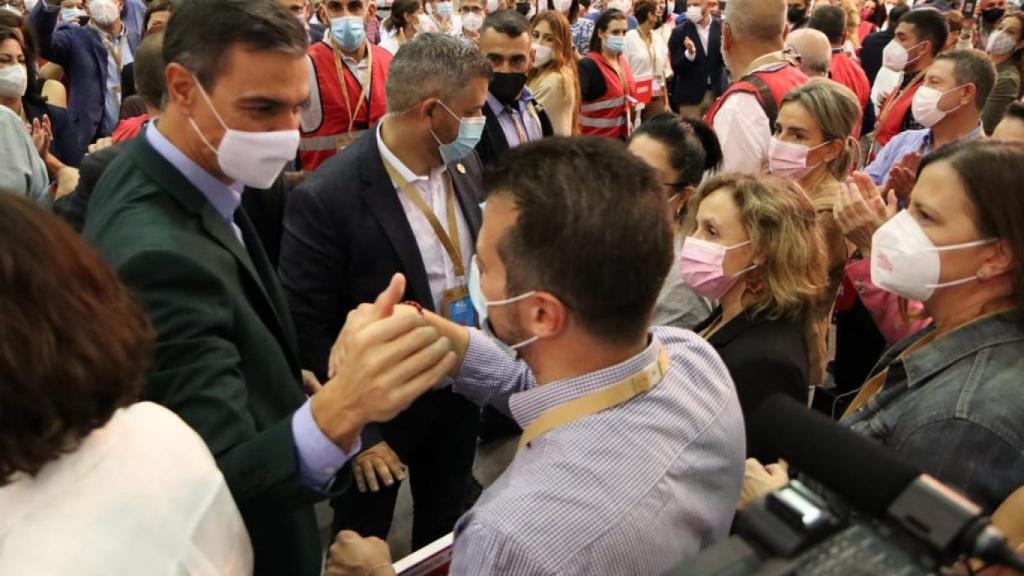 Saludo entre Pedro Sánchez y Luis Tudanca