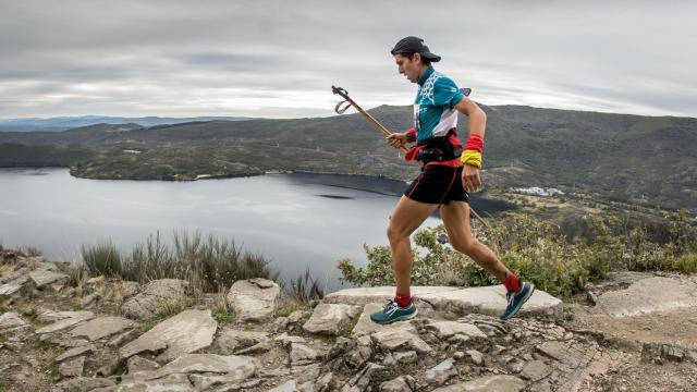 En la imagen el leones Manuel Merillas ganador de la etapa con el Lago de Sanabria al fondo