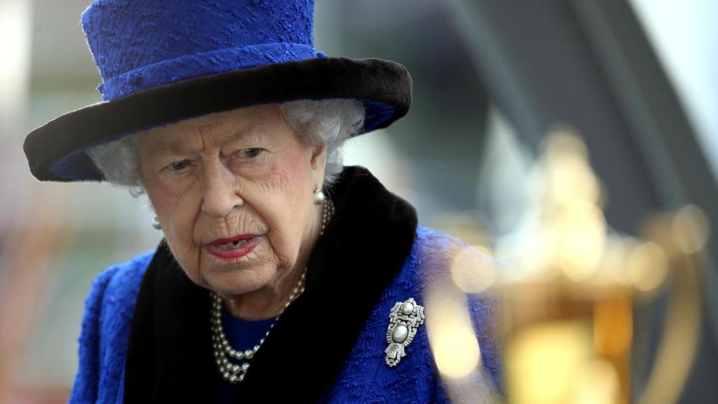 La reina Isabel II en una imagen reciente durante la entrega del trofeo de los campeones en el hipódromo de Ascot.