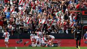 Los jugadores de Rayo Vallecano celebran un gol en uno de los fondos