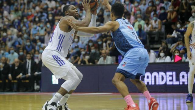 Yabusele lanza un triple frente al Río Breogán