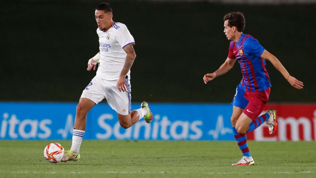 Aranda controlando el balón en el Real Madrid Castilla - FC Barcelona B