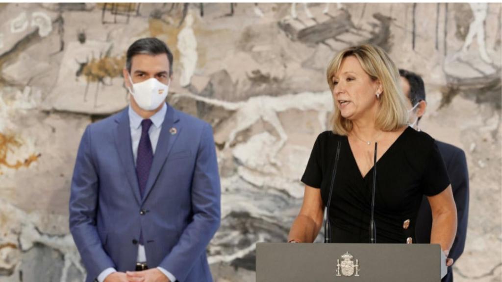 Llanos Castellanos junto a Pedro Sánchez en una imagen de archivo.