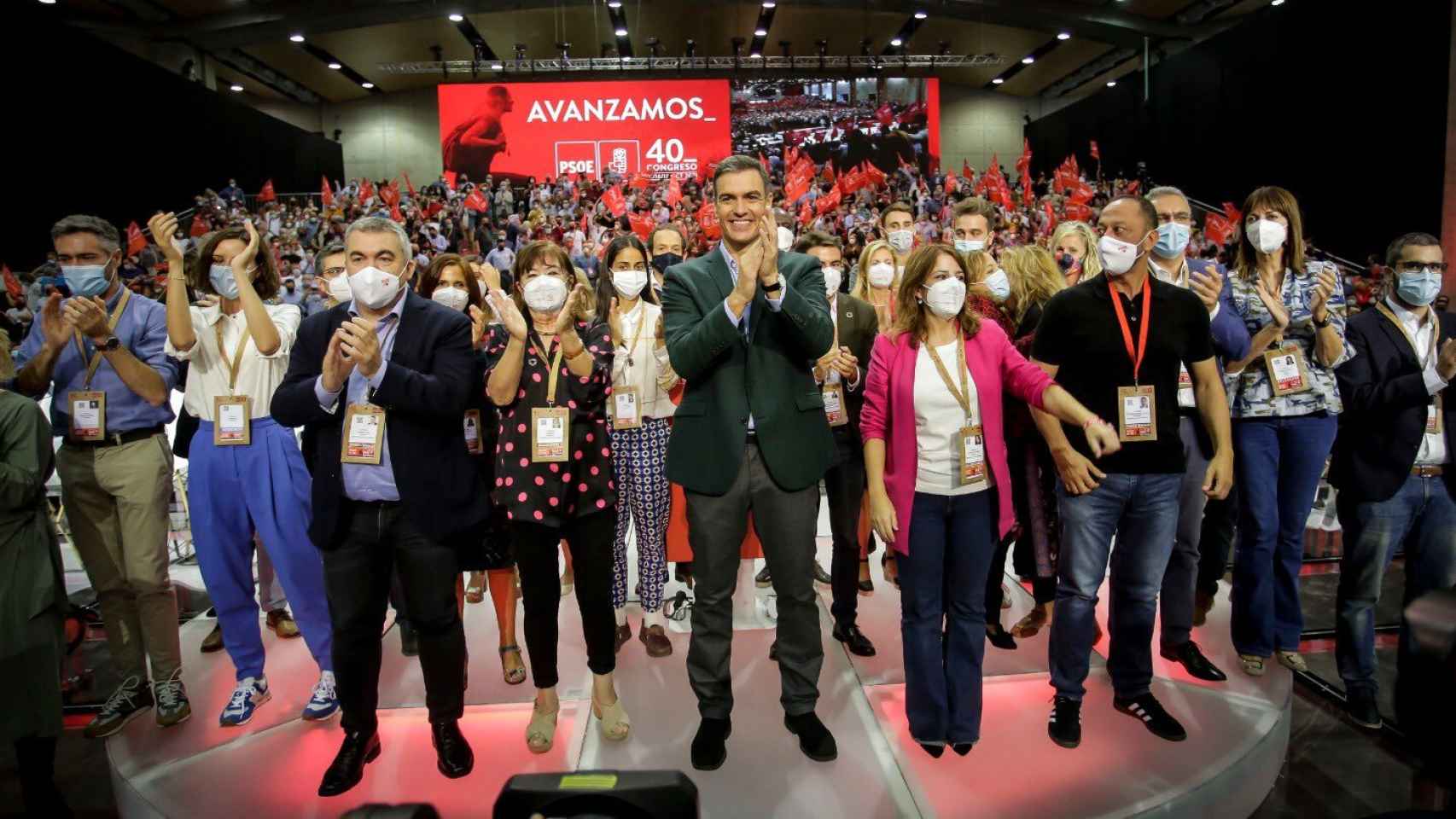 Pedro Sánchez con la nueva Ejecutiva del PSOE en el 40º Congreso del partido celebrado en Valencia.
