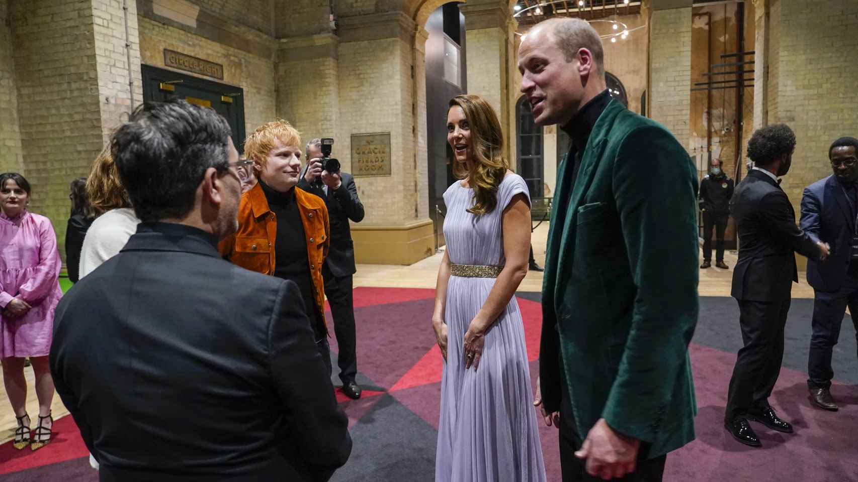 Los duques de Cambridge hablando con el cantante Ed Sheeran y la actriz Emma Watson, presentes en los premios Earthshot.