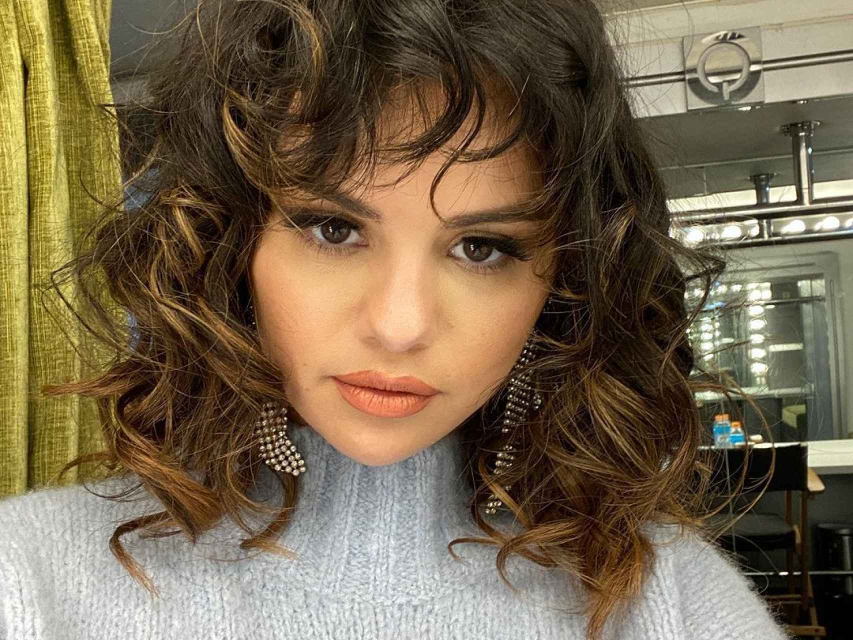 Selena Gomez muestra su cabellera rizada con flequillo.