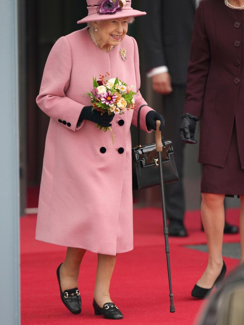 La reina Isabel II se acompaña del bastón en sus últimos actos públicos.
