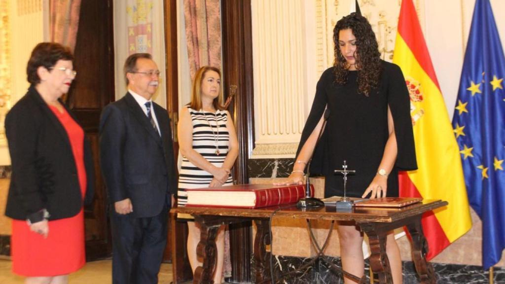 Lorena Miranda jurando su cargo como Consejera.