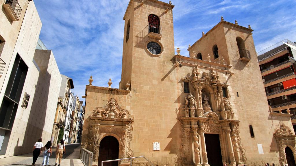 Fachada de la Basílica de Santa María, la iglesia más antigua de Alicante.