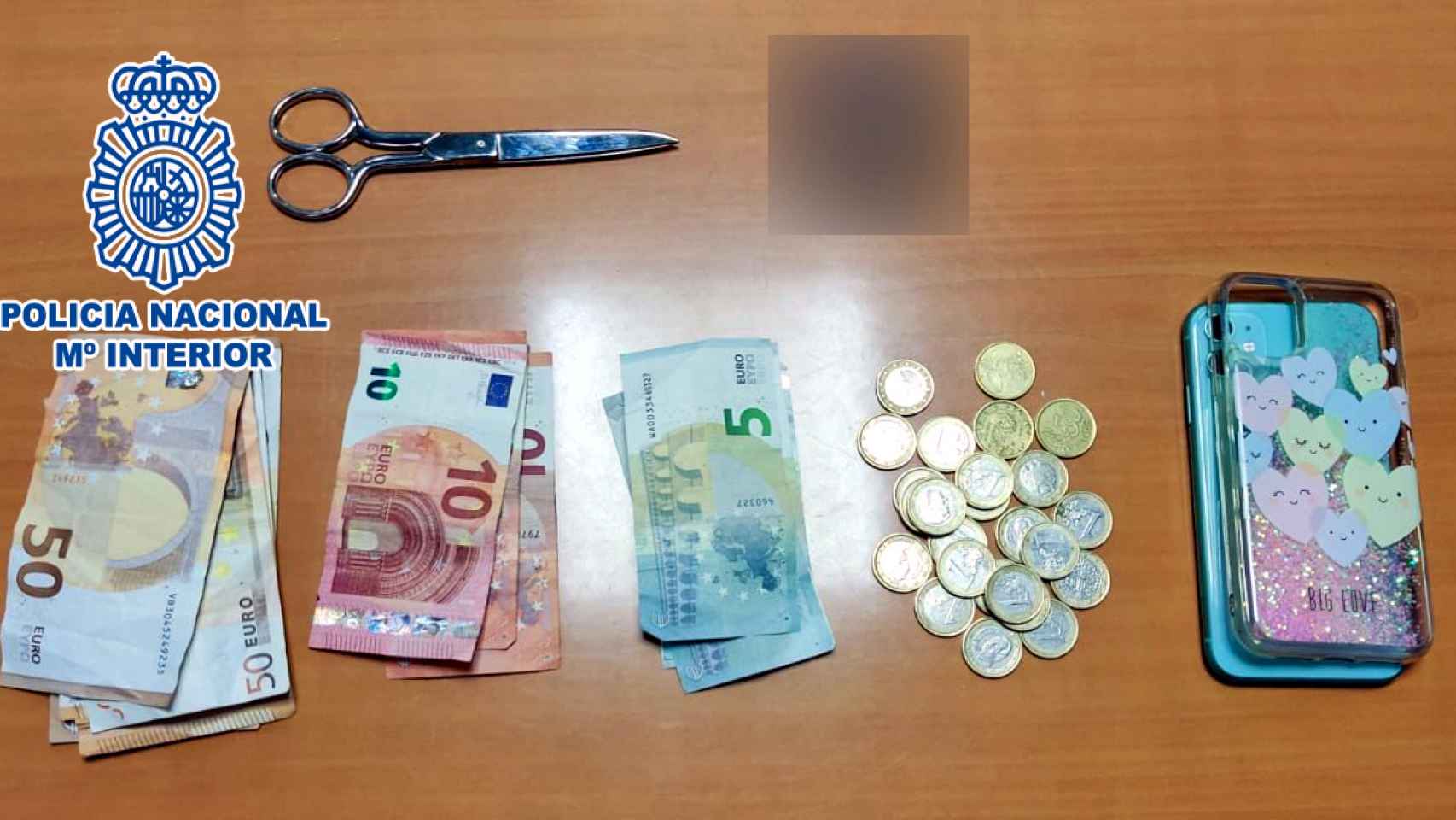 El presunto atracador se llevó el dinero de la caja, las tijeras y un teléfono móvil.