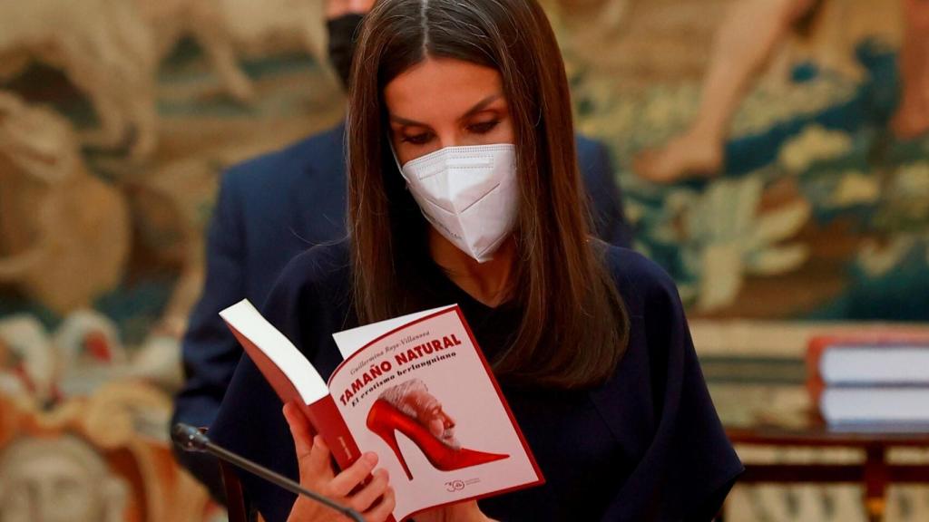 La reina Letizia ojea un libro mientras asiste a la reunión del Patronato del Instituto Cervantes, este lunes, en el Palacio de El Pardo.