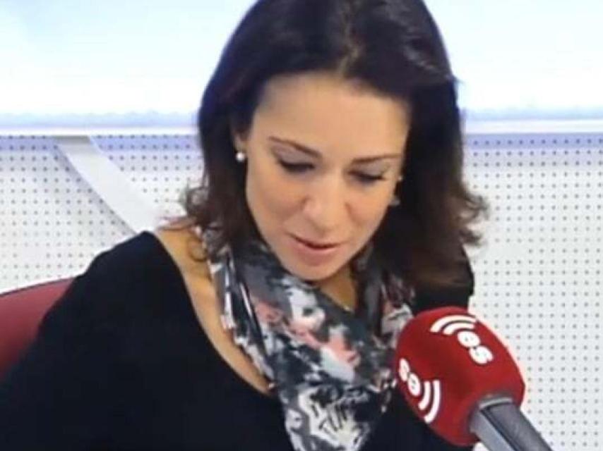 Silvia Jato, en EsRadio, conduciendo su sección de psicología.