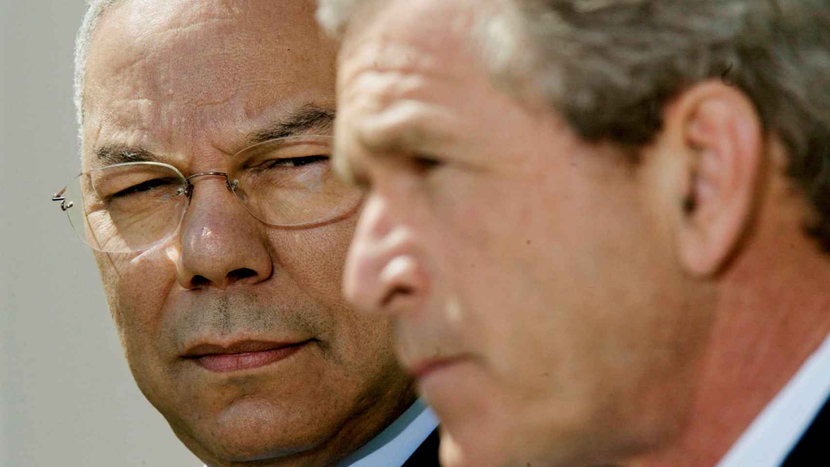 Colin Powell como secretario de Estado junto al presidente George W. Bush en una imagen de 2002.