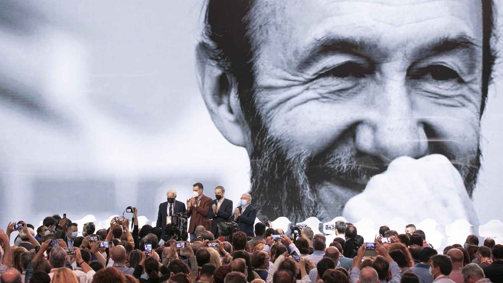 Felipe González, Pedro Sánchez y José Luis Rodríguez Zapatero, frente a la inmensa pantalla del escenario principal. EE