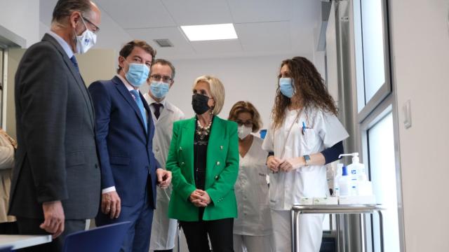 Mañueco, Fuentes y Casado, durante la inauguración del nuevo centro de salud de Calzada de Valdunciel