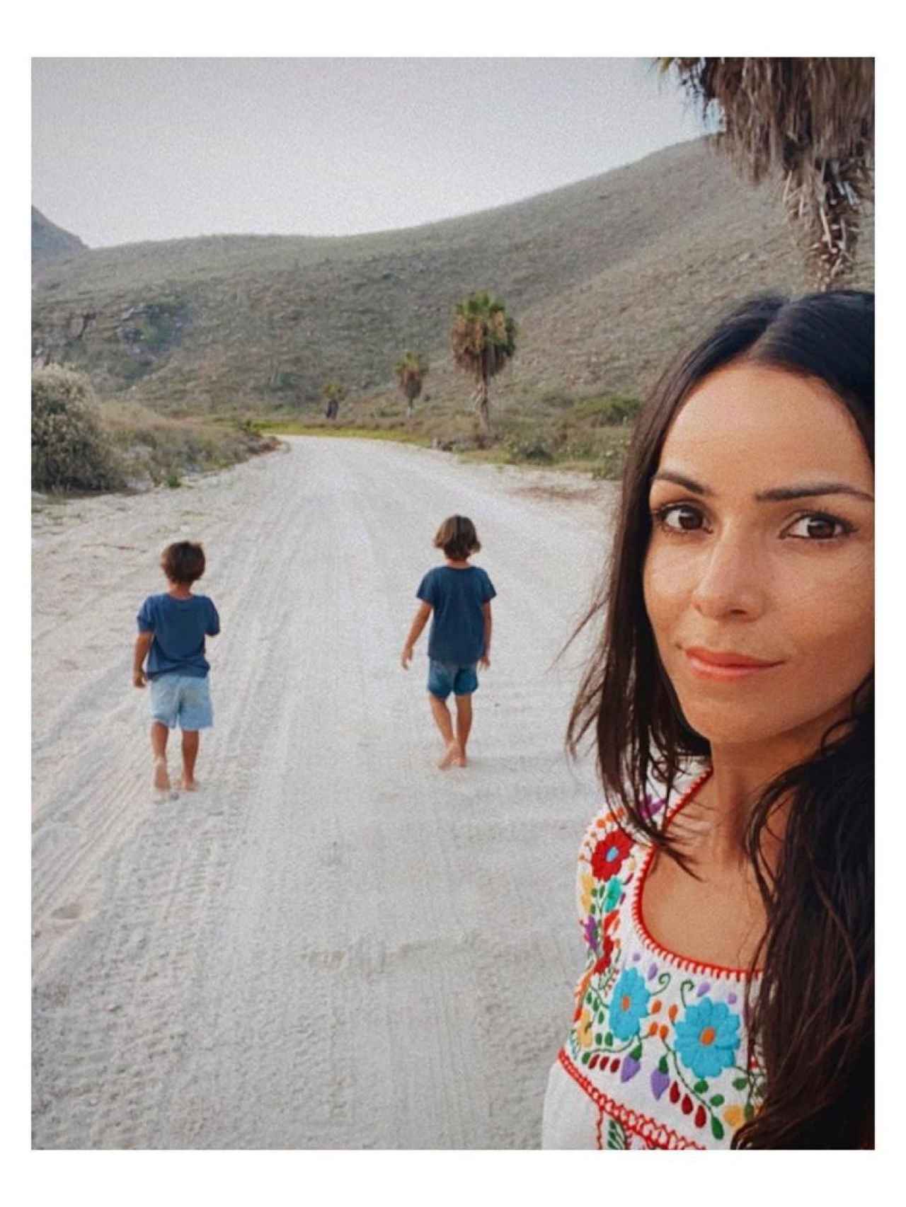 Raquel del Rosario y sus hijos en una imagen compartida en Instagram.