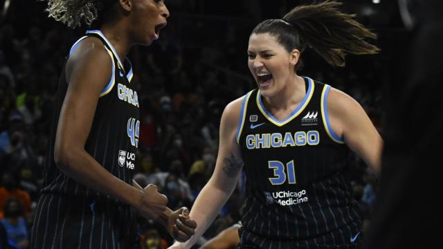 Astou Ndour celebra su anillo de la WNBA