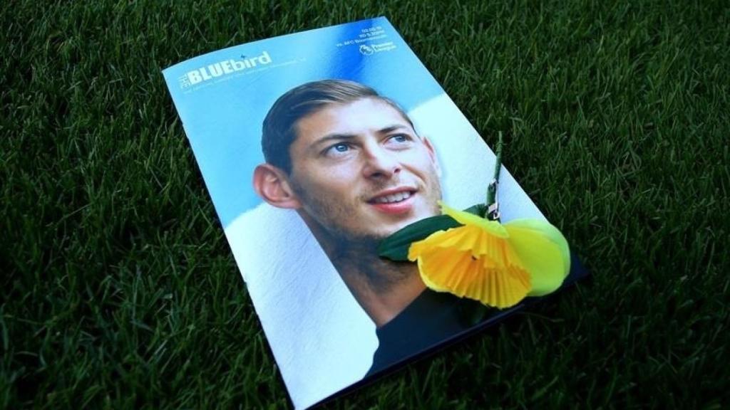 Una imagen de Emiliano Sala con una flor