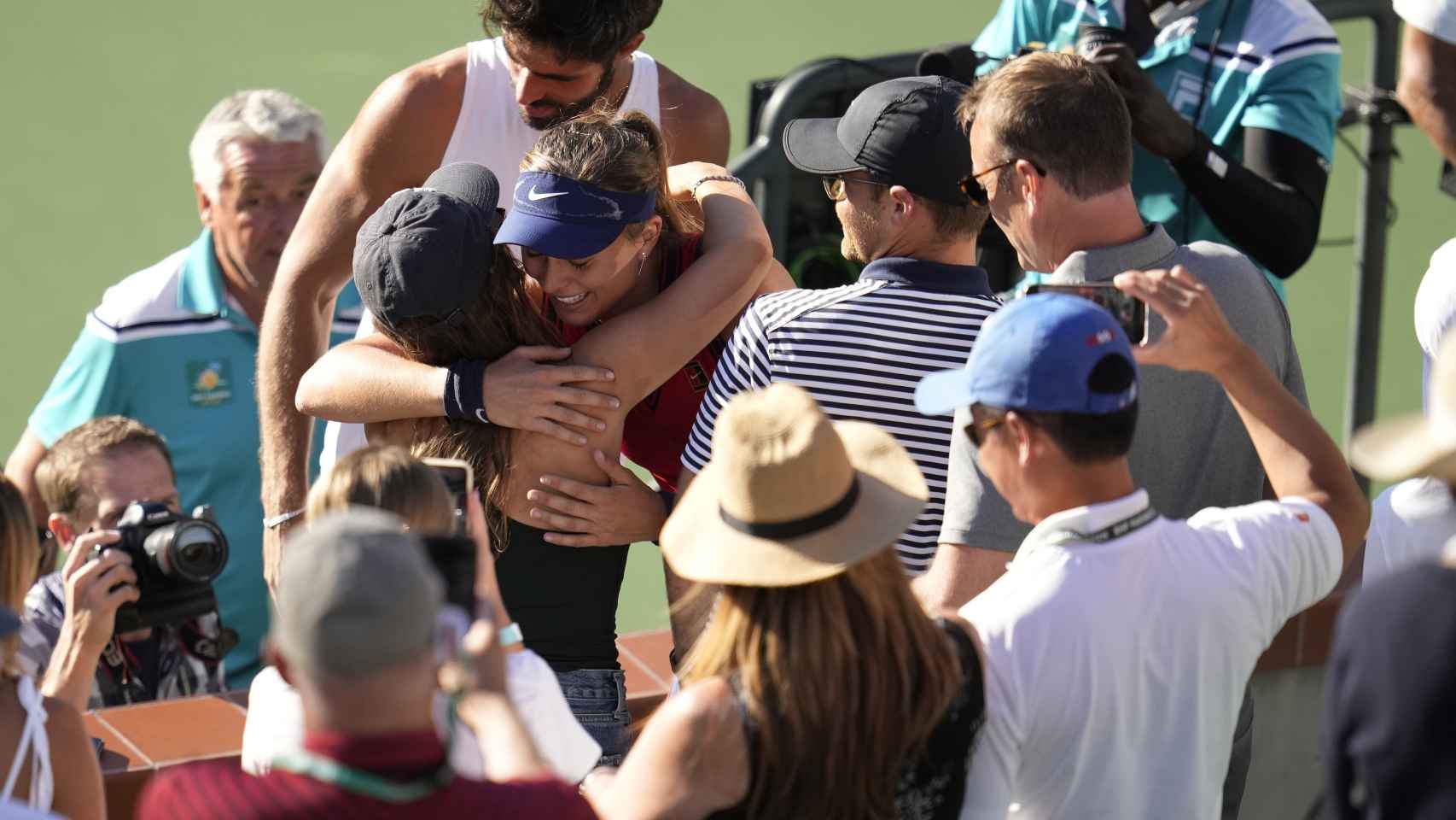 Paula Badosa se abraza con su gente tras ganar en Indian Wells