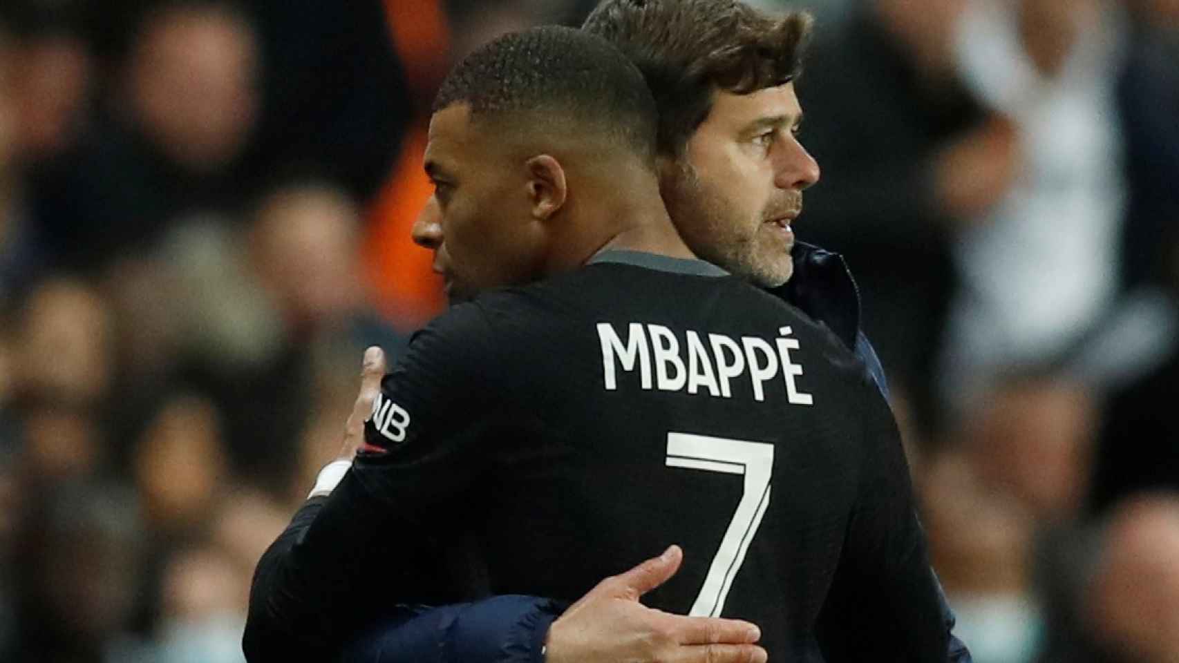 Abrazo entre Mbappé y Pochettino, durante un partido del PSG