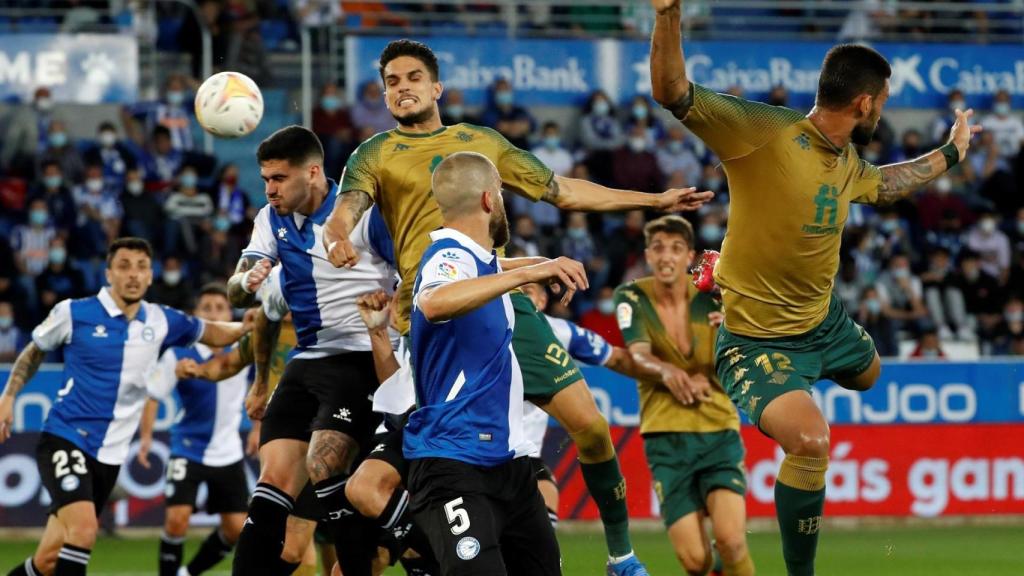 Los jugadores del Alavés defienden un córner ante el Betis