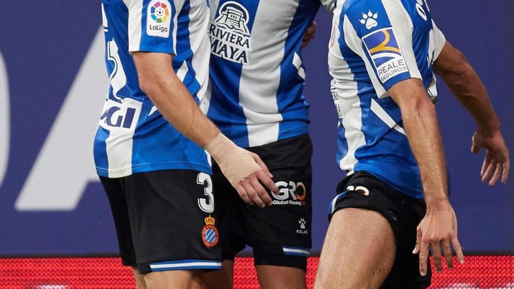 Los jugadores del Espanyol celebran el gol de Raúl de Tomás en La Liga 2021/2022