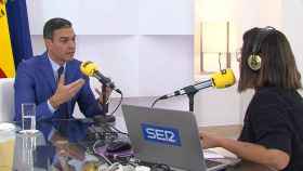 El presidente del Gobierno, Pedro Sánchez, entrevistado por la Cadena SER en Moncloa.