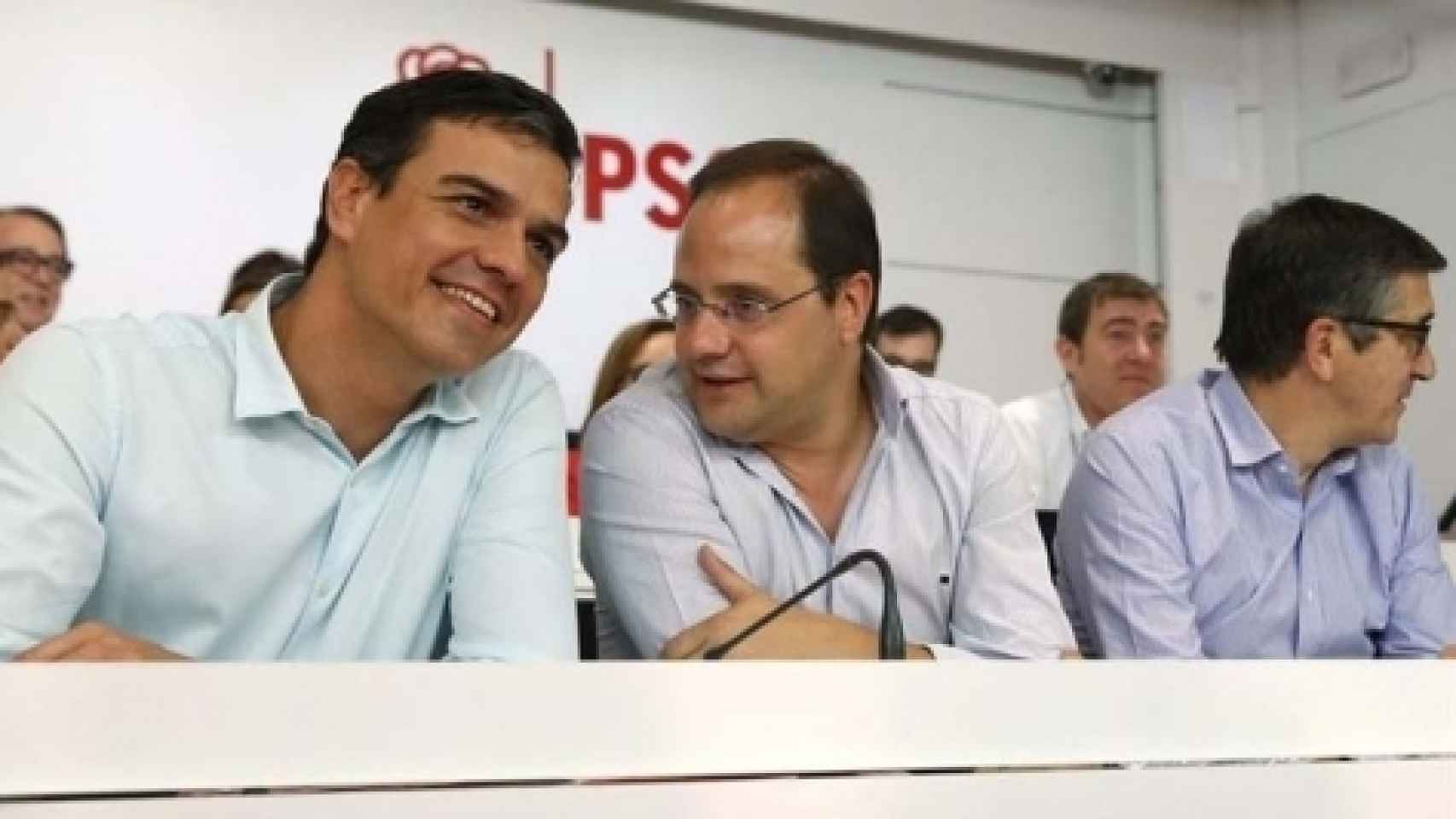 Pedro Sánchez, junto a su viejo 'número dos' César Luena y a Patxi López, en un Comité Federal de 2016.