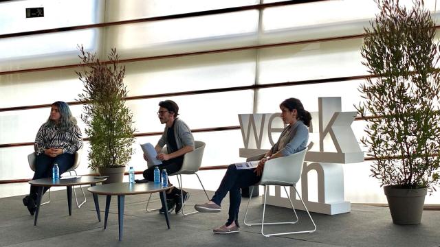 Nerea Luis (izquierda) e Idoia Ochoa (derecha), en compañía del moderador, durante la charla, en la que también intervino telemáticamente Pilar Manchón.