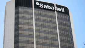 Edificio con el logo de Banco Sabadell.