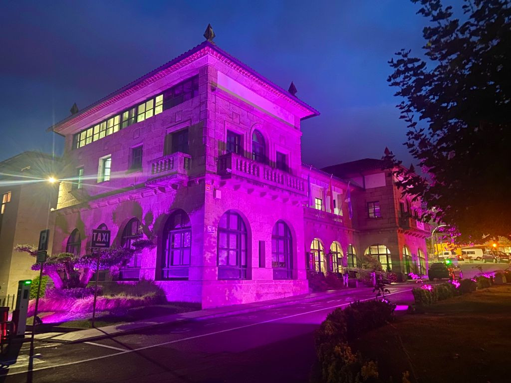 Edificio del Concello de Nigrán iluminado de rosa. Foto: Cedida